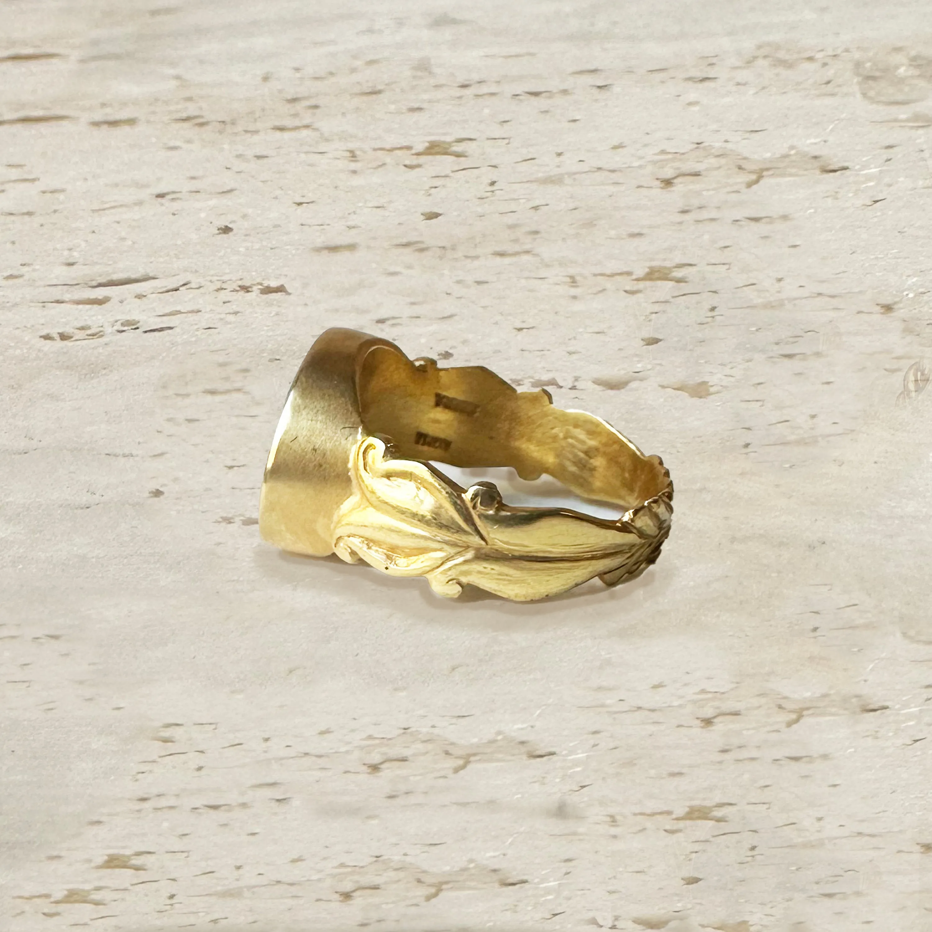 Authentic Ancient Roman Onyx Intaglio 1st-2nd century AD 18 Kt Gold ring depicting a "Marsus" in the act of capturing a Snake